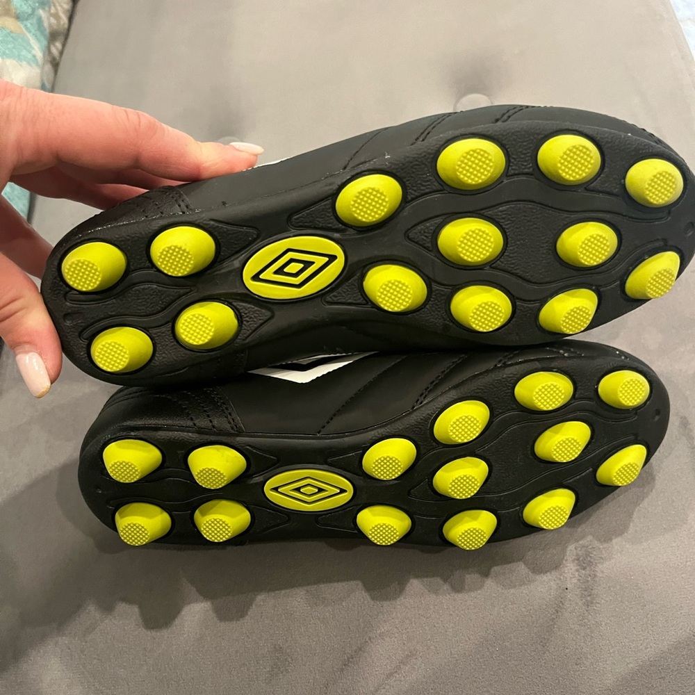 Brand new never worn Umbro soccer cleats size 3 (big kid) - Picture 3 of 4